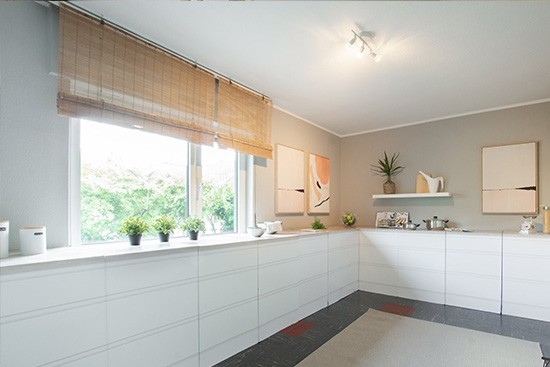 Home Staging DE con cocina en esquina de cartón CUBIQZ Home Staging DE con cocina en esquina de cartón CUBIQZ