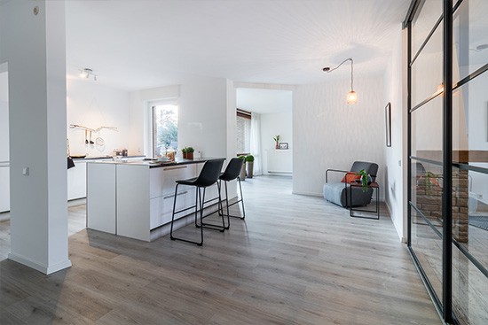 RAUM2 con cocina de esquina de cartón de cubiqz RAUM2 con cocina de esquina de cartón de cubiqz