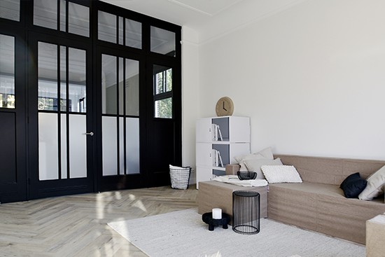 Typisch Roos con sofá y puf de cartón Cubiqz con funda de tela Bobby y librero de cartón Fay Typisch Roos con sofá y puf de cartón Cubiqz con funda de tela Bobby y librero de cartón Fay