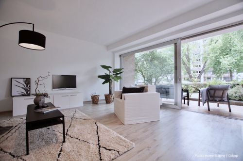 Mueble de TV doble de cartón. ¡Junto con el televisor de cartón, se crea un ambiente real!