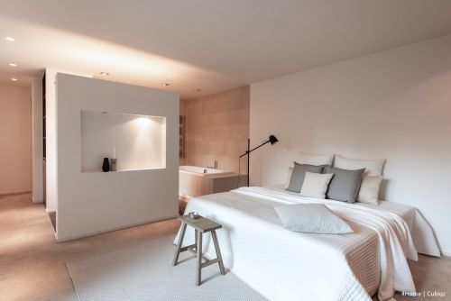 Cama matrimonio de cartón sin cabecero. Te aconsejamos hacer la cama con sábanas, cojines y posiblemente con una colcha para un mejor resultado.