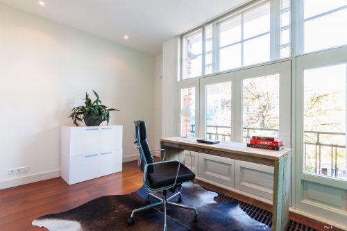 CÓMODA PEQUEÑA BLANCA. Módulo de 2 cajas de cartón apiladas equipadas con una impresión fotográfica de calidad.