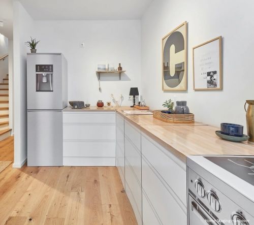 NEVERA 60 cm: Consta de DOS módulos individuales apilados. Impreso con una impresión fotográfica realista de una nevera de 60 cm en acero inoxidable.