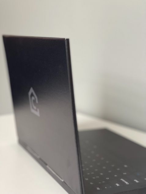 Portátil de cartón - maniquí de portátil. Aspecto muy realista gracias a la impresión fotorrealista del teclado QWERTY con tactil y pantalla de cartón | Cubiqz