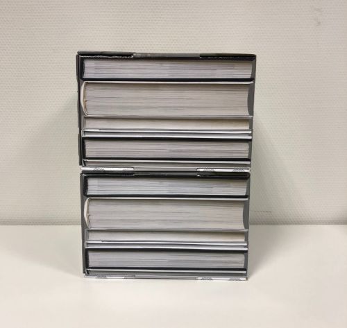 DOS cajas de libros de cartón pequeñas, apiladas. El precio es por UNA caja de libros Cubiqz