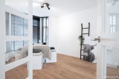 Mesa de comedor;  módulo de cartón de color blanco con un acabado satinado.