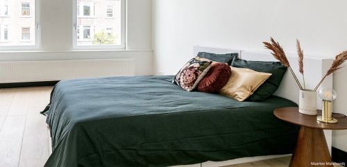 Cama matrimonio con cabecero. Módulos de cartón ligero para Home Staging. ¡Fácil de usar, transportar, almacenar y reutilizar!