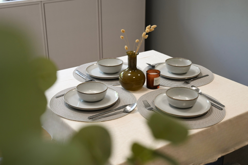 Módulo de cartón blanco. Mesa de comedor ligera de cartón para decoración.