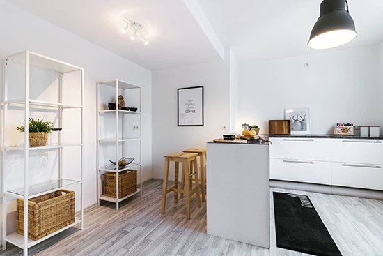 HOME Staging with CUBIQZ cardboard shelving unit LUUCK Cocina de cartón para Home Staging versión BASIC de Raum 2