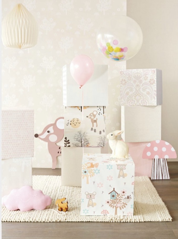 Cubrir nuestro pilar de cartón o nuestra mesa auxiliar de cartón/ mesita de noche con papel pintado